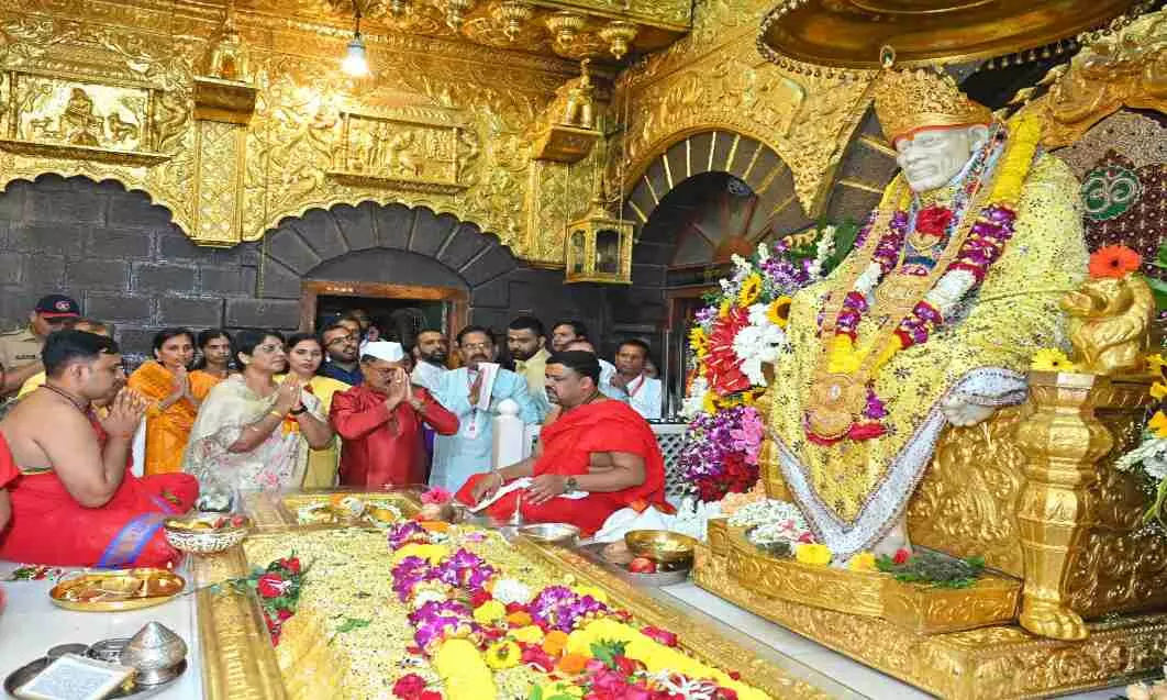 आंध्र प्रदेश के साईंभक्त ने दान किया स्वर्ण मुकुट और चांदी की माला - कीमत 60 लाख आंध्र प्रदेश के साईंभक्त ने दान किया स्वर्ण मुकुट और चांदी की माला - कीमत 60 लाख