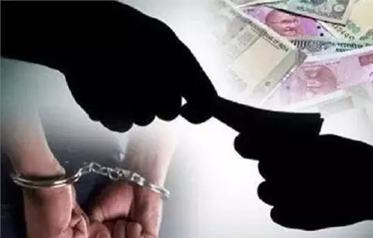 माजलगांव नगर निगम का मुख्य अधिकारी 12 लाख रुपए रिश्वत लेते हुए गिरफ्तार माजलगांव नगर निगम का मुख्य अधिकारी 12 लाख रुपए रिश्वत लेते हुए गिरफ्तार