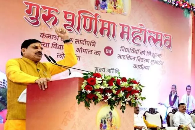 सांदीपनि विद्यालय विद्यार्थियों के सर्वांगीण विकास के केन्द्र बनकर उभरे - मुख्यमंत्री डॉ. यादव सांदीपनि विद्यालय विद्यार्थियों के सर्वांगीण विकास के केन्द्र बनकर उभरे - मुख्यमंत्री डॉ. यादव