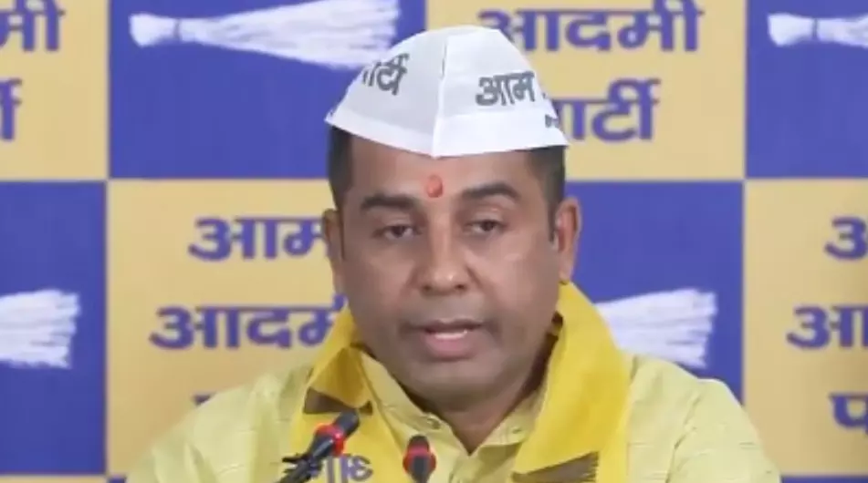 क्या सरकारी आवासों में करोड़ों रुपयों से हो रहा नवीनीकरण? AAP विधायक अनिल झा का दावा, रेखा गुप्ता सरकार को घेरा क्या सरकारी आवासों में करोड़ों रुपयों से हो रहा नवीनीकरण? AAP विधायक अनिल झा का दावा, रेखा गुप्ता सरकार को घेरा