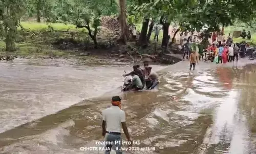 नाला पार करते समय बहने लगा बाइक सवार, ग्रामीणों ने बचाया