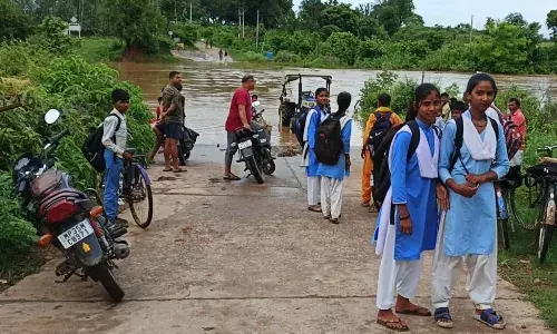 बाघिन नदीं के रपटा से ऊपर फिर चढा पानी, घर पहुंचने के लिए घंटो परेशान हुए बृजपुर के ग्रामीण व छात्र-छात्रायें