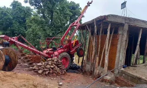 कार की टक्कर से ट्रेक्टर निर्माणाधीन मकान पर चढा, बुलेट व मकान क्षतिग्रस्त