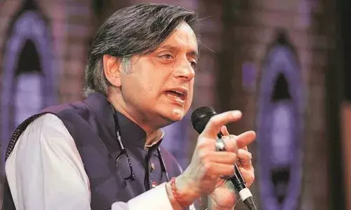 इमरजेंसी पर शशि थरूर ने कांग्रेस को किया डिफेंड, कहा - इस दौर को काले अध्याय के रूप में याद नहीं किया जाना चाहिए
