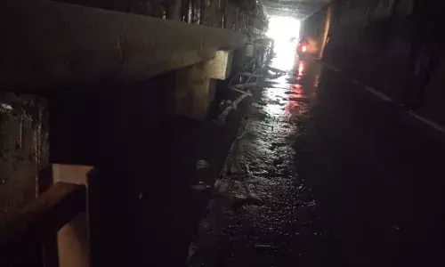 वाहन की टक्कर से गोंदिया के पास रेलवे अंडर ग्राउंड पुल की रेलिंग टूटी