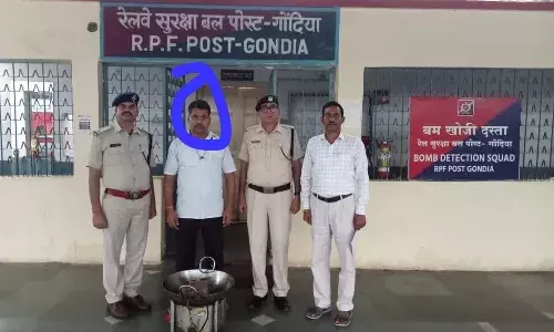 ट्रेन में इलेक्ट्रिक हीटर और कड़ाही उपयोग करते पकड़ाया पेन्ट्रीकार मैनेजर