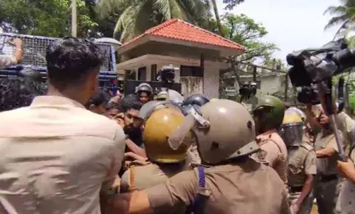 पानी की बौछारें, बैरिकेडिंग और कार्यकर्ताओं की हिरासत, आखिर क्यों नहीं थम रहा केरल में प्रदर्शन? राज्यपाल के खिलाफ क्यों उठने लगी आवाज?