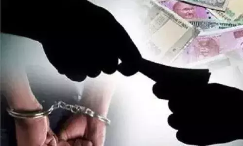 माजलगांव नगर निगम का मुख्य अधिकारी 12 लाख रुपए रिश्वत लेते हुए गिरफ्तार