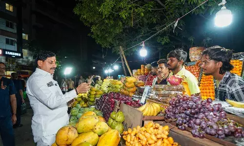 अचानक ठेले वाले के पास पहुंचे सीएम डॉ. मोहन यादव, खरीदे फल..किया डिटीजल पेमेंट, उनका अंदाज दिल जीत लेगा आपका