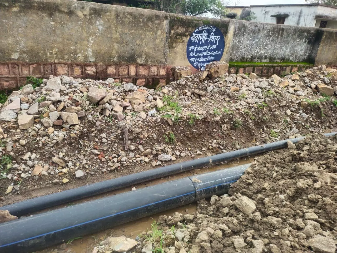 पेयजल योजना में बड़ा फर्जीवाडा, पाइपलाइन बिछाने में मानकों की अनदेखी करोड़ों का भ्रष्टाचार उजागर पेयजल योजना में बड़ा फर्जीवाडा, पाइपलाइन बिछाने में मानकों की अनदेखी करोड़ों का भ्रष्टाचार उजागर