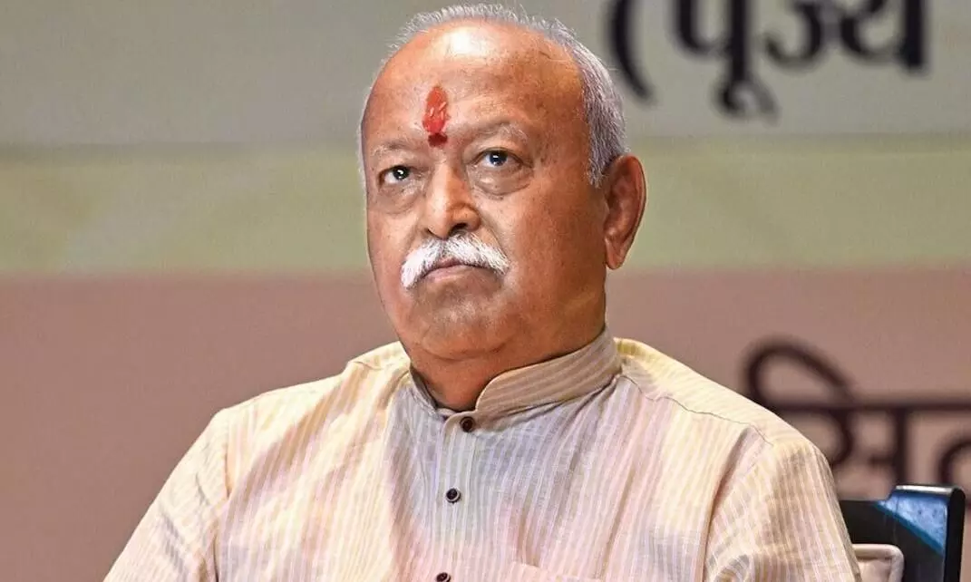 मोहन भागवत के बयान पर मचा सियासी बवाल, विपक्ष ने बीजेपी पर साधा निशाना, आरएसएस ने दी सफाई मोहन भागवत के बयान पर मचा सियासी बवाल, विपक्ष ने बीजेपी पर साधा निशाना, आरएसएस ने दी सफाई