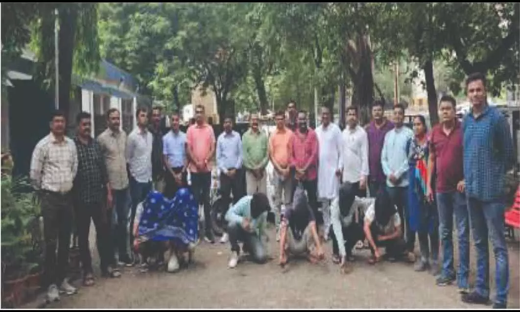 ड्रग्स तस्करों के अड्डे पर छापामारी में आधा दर्जन आरोपी गिरफ्तार, 6 वाहन जब्त ड्रग्स तस्करों के अड्डे पर छापामारी में आधा दर्जन आरोपी गिरफ्तार, 6 वाहन जब्त