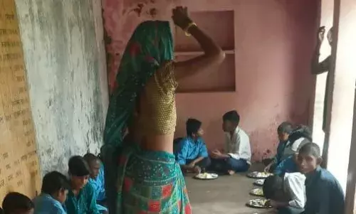मध्यान्ह भोजन-बच्चों की थाली से पोषण मिला गायब, पीएम पोषण योजना अंतर्गत मीनू अनुसार नहीं मिल रहा है बच्चों को भोजन