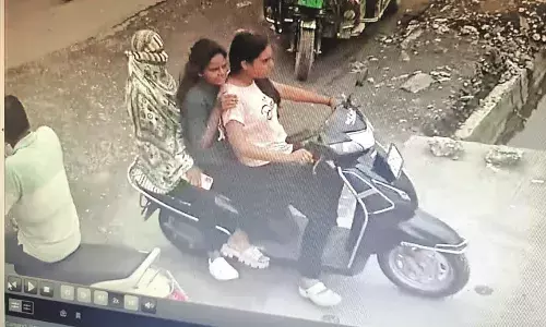 तीन युवतियों के गिरोह ने डी-मार्ट से उड़ा लिया वाहन