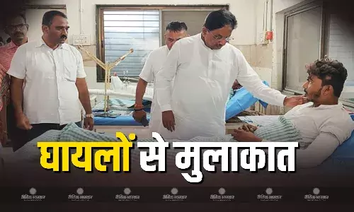 गुजरात के स्वास्थ्य मंत्री ने की पुल हादसे में घायल हुए लोगों से मुलाकात, रेस्क्यू ऑपरेशन को भी बताया सफल
