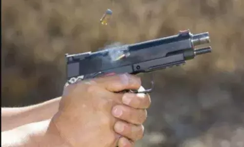 बिहार के मक्का कारोबारी दीपक साह को सीने पर मारी गोली, हथियार लहराते हुए मौके से फरार हुए आरोपी