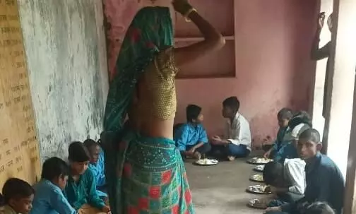मध्यान्ह भोजन- बच्चों की थाली से पोषण मिला गायब, पीएम पोषण योजना अंतर्गत मीनू अनुसार नहीं मिल रहा है बच्चों को भोजन मध्यान्ह भोजन- बच्चों की थाली से पोषण मिला गायब, पीएम पोषण योजना अंतर्गत मीनू अनुसार नहीं मिल रहा है बच्चों को भोजन