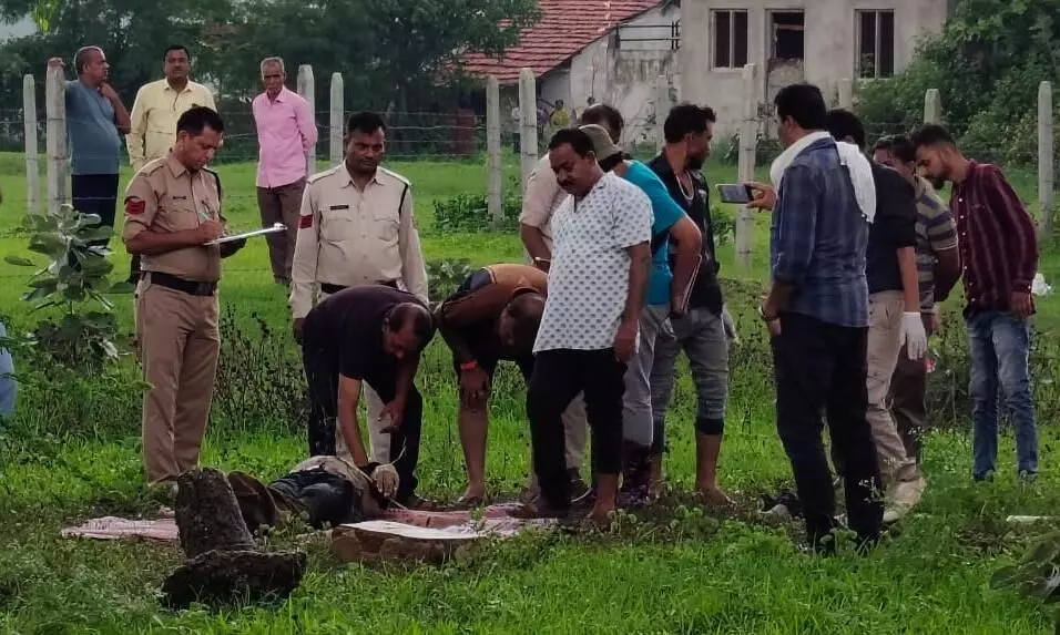 पानी भरे गड्ढे में पत्थर से बंधा मिला शव,गला रेतकर की हत्या पानी भरे गड्ढे में पत्थर से बंधा मिला शव,गला रेतकर की हत्या