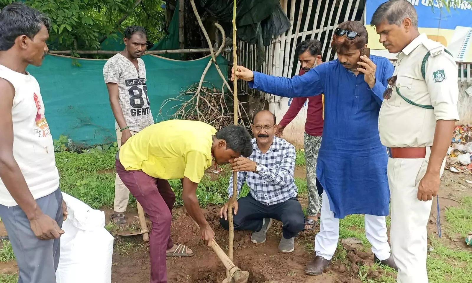 श्री प्राणनाथ ग्रीन कॉरिडोर में लगाएं जा रहे हैं पौधे श्री प्राणनाथ ग्रीन कॉरिडोर में लगाएं जा रहे हैं पौधे