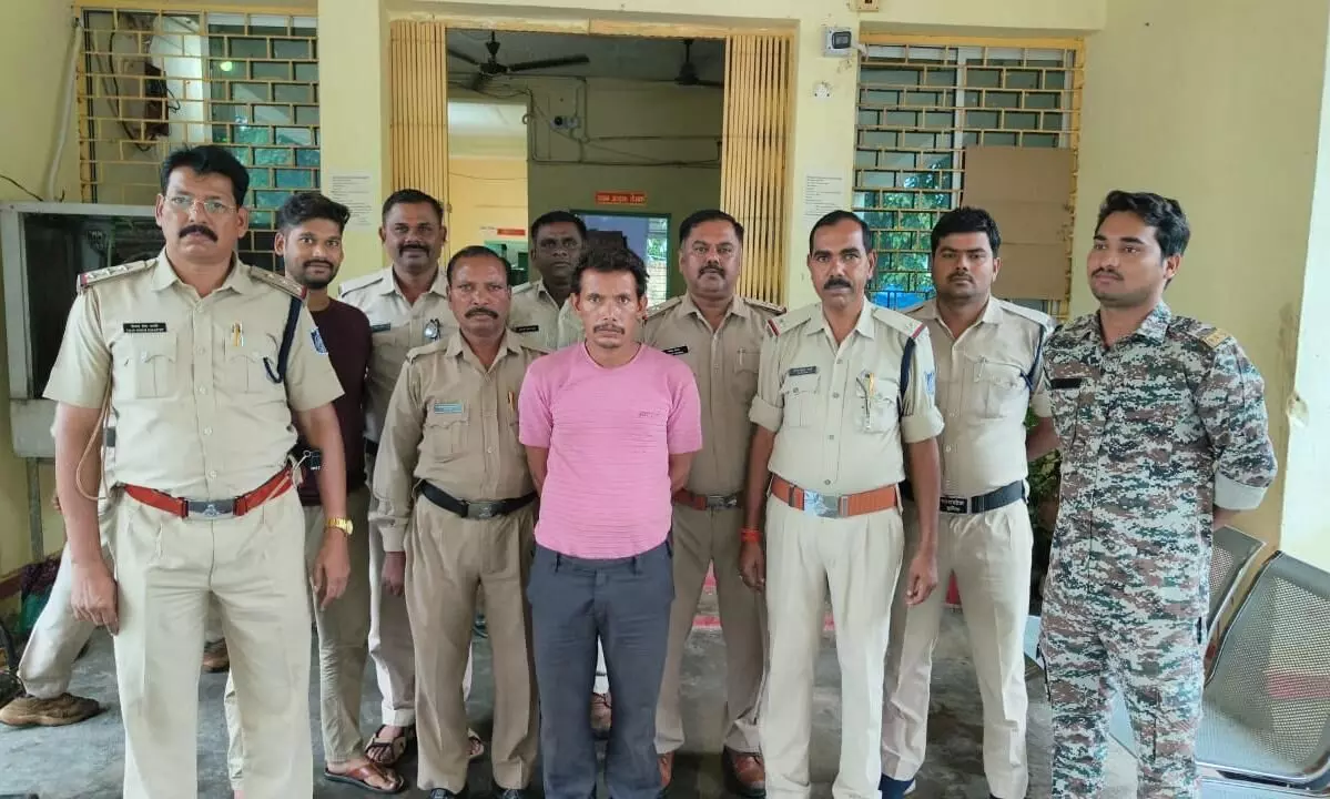 नायब तहसीलदार के ऊपर ट्रैक्टर चढ़ाने की कोशिश का आरोपी इटारसी से गिरफ्तार नायब तहसीलदार के ऊपर ट्रैक्टर चढ़ाने की कोशिश का आरोपी इटारसी से गिरफ्तार
