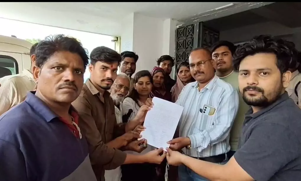 बिजली उपभोक्ताओं की जेब पर स्मार्ट मीटरों ने डाला डाका, उपभोक्ताओं ने एसडीएम के नाम तहसीलदार को सौंपा ज्ञापन बिजली उपभोक्ताओं की जेब पर स्मार्ट मीटरों ने डाला डाका, उपभोक्ताओं ने एसडीएम के नाम तहसीलदार को सौंपा ज्ञापन