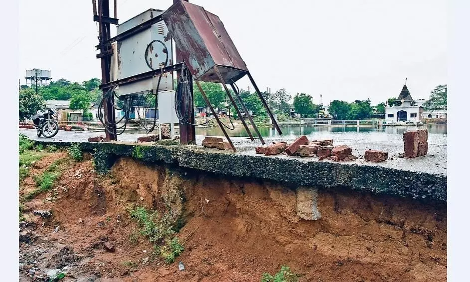 कभी भी फूट सकता है मानेगांव तालाब, सड़क के साथ धंसका 33 केवी लाइन का खंभा कभी भी फूट सकता है मानेगांव तालाब, सड़क के साथ धंसका 33 केवी लाइन का खंभा