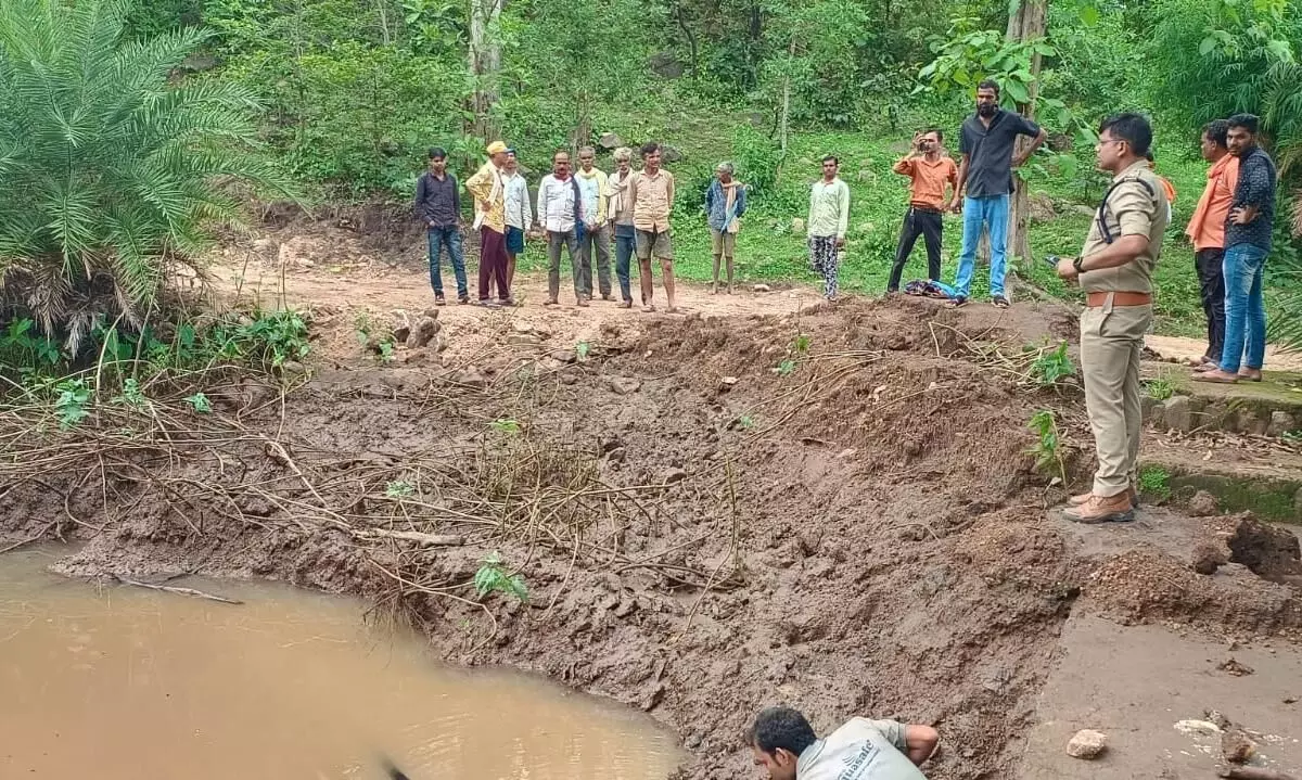 स्कूल जाने के लिए निकले थे तीन बच्चे, नाले में डूबने से दो की मौत स्कूल जाने के लिए निकले थे तीन बच्चे, नाले में डूबने से दो की मौत