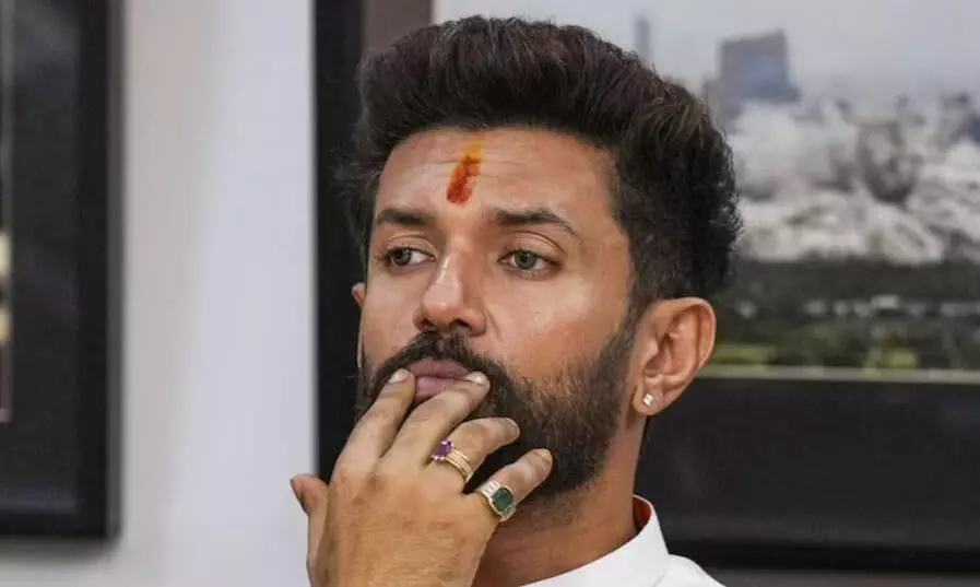 केंद्रीय मंत्री चिराग पासवान ने बिहार में कानून व्यवस्था को लेकर नीतीश सरकार को घेरा, जेडीयू ने किया पलटवार केंद्रीय मंत्री चिराग पासवान ने बिहार में कानून व्यवस्था को लेकर नीतीश सरकार को घेरा, जेडीयू ने किया पलटवार