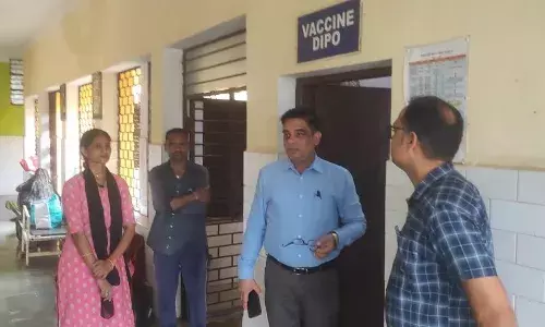 सीएमएचओ ने किया स्वास्थ्य संस्थाओं व वीएचएसएनडी सत्र का निरीक्षण