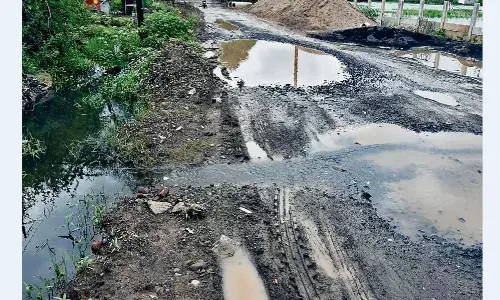 जगह-जगह खोदे गड्ढे पर नाली से नहीं किया कनेक्ट, लोगों की आफत