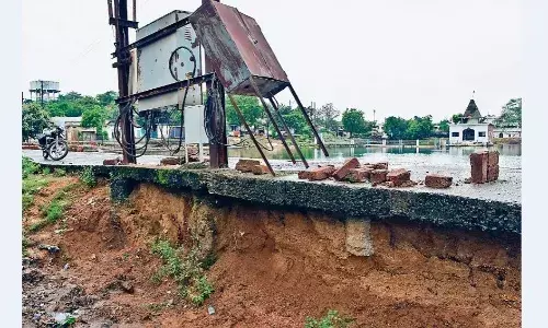 कभी भी फूट सकता है मानेगांव तालाब, सड़क के साथ धंसका 33 केवी लाइन का खंभा