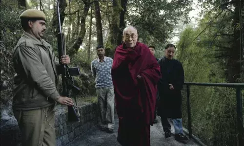 फिर तिलमिला सकता है चीन! तिब्बती धर्म गुरु दलाई लामा को लेकर लद्दाख पहुंचा भारतीय वायुसेना का विमान