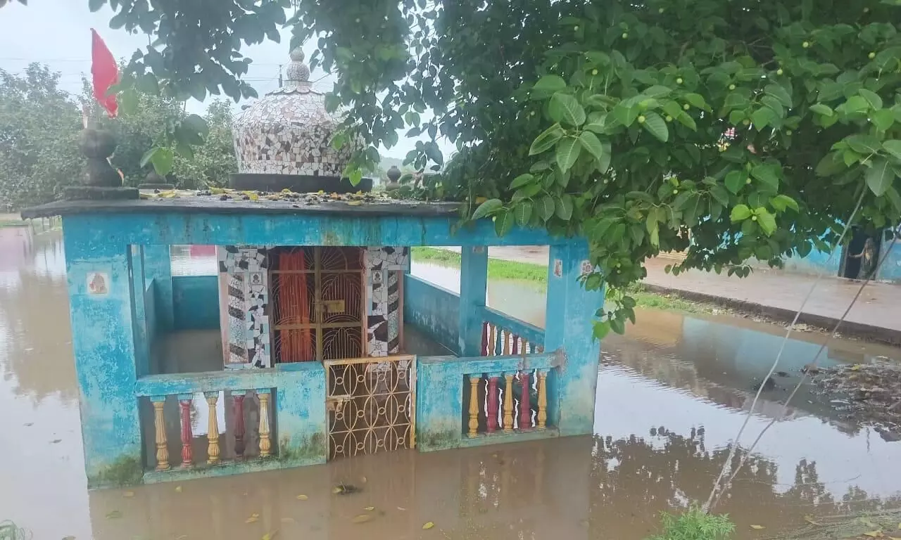 स्कूल के सामने बना तालाब, आधा मंदिर भी डूबा, बिलखुरा स्थित पहाडीखेरा मार्ग से लगे प्राथमिक विद्यालय में पढ़ने कैसे पहुंच नौंनिहाल स्कूल के सामने बना तालाब, आधा मंदिर भी डूबा, बिलखुरा स्थित पहाडीखेरा मार्ग से लगे प्राथमिक विद्यालय में पढ़ने कैसे पहुंच नौंनिहाल