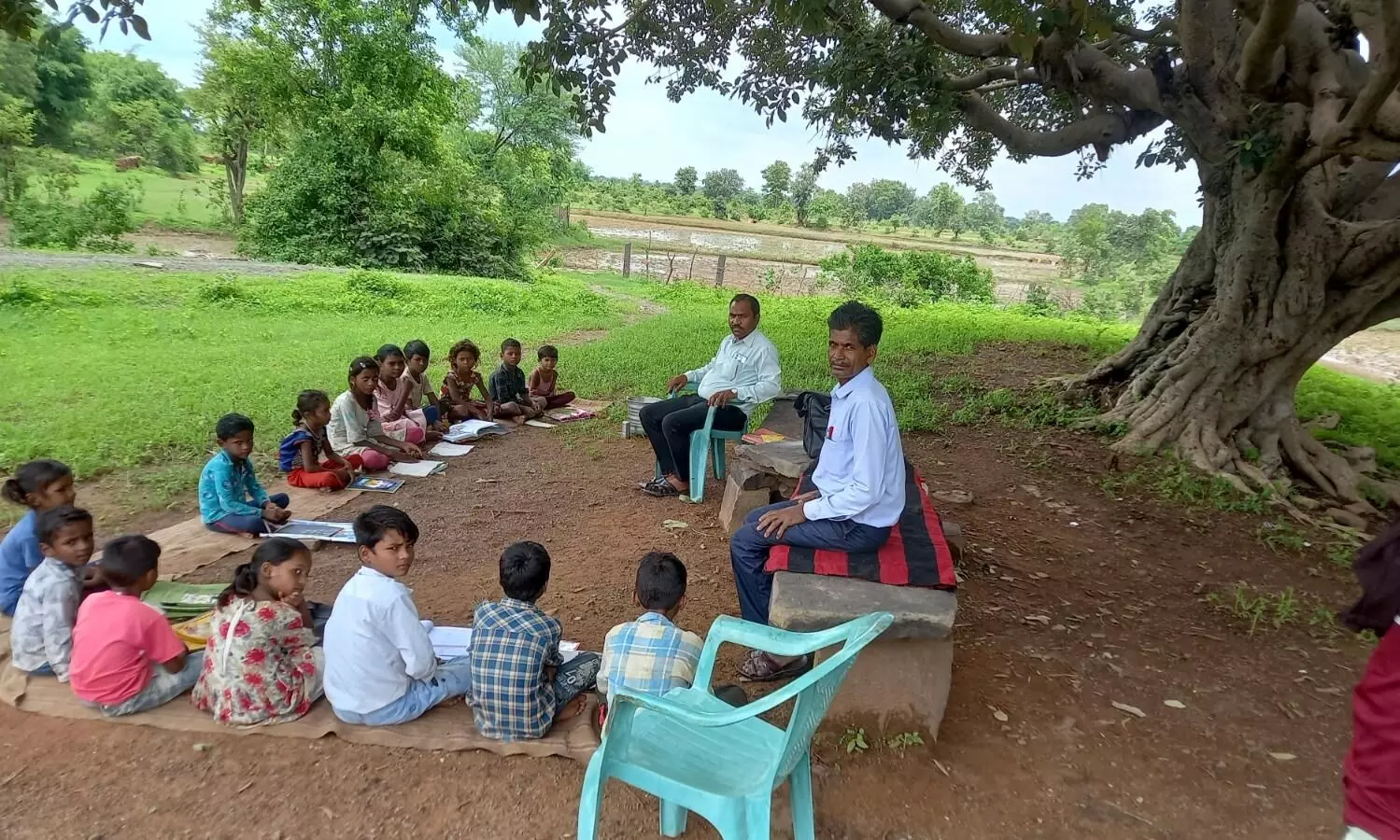 विद्यालय भवन जर्जर, छत से टपकता पानी बरसात में पेड़ के नीचे पढ़ाई, शाहनगर के प्राथमिक शाला देवधाई का हाल बेहाल विद्यालय भवन जर्जर, छत से टपकता पानी बरसात में पेड़ के नीचे पढ़ाई, शाहनगर के प्राथमिक शाला देवधाई का हाल बेहाल