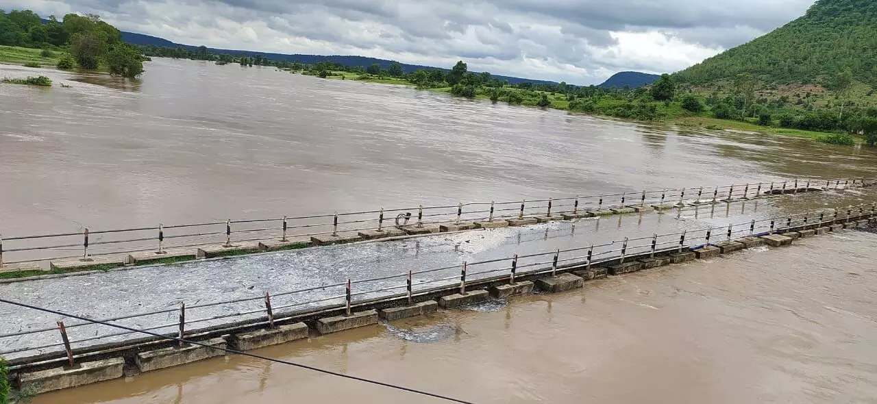झमाझम बारिश से नदीं नालों में आई बाढ, पुल व रपटे हुए जलमग्न, दिनभर वाहनों का आवागमन रहा ठप्प, आमजन होते रहे परेशान झमाझम बारिश से नदीं नालों में आई बाढ, पुल व रपटे हुए जलमग्न, दिनभर वाहनों का आवागमन रहा ठप्प, आमजन होते रहे परेशान