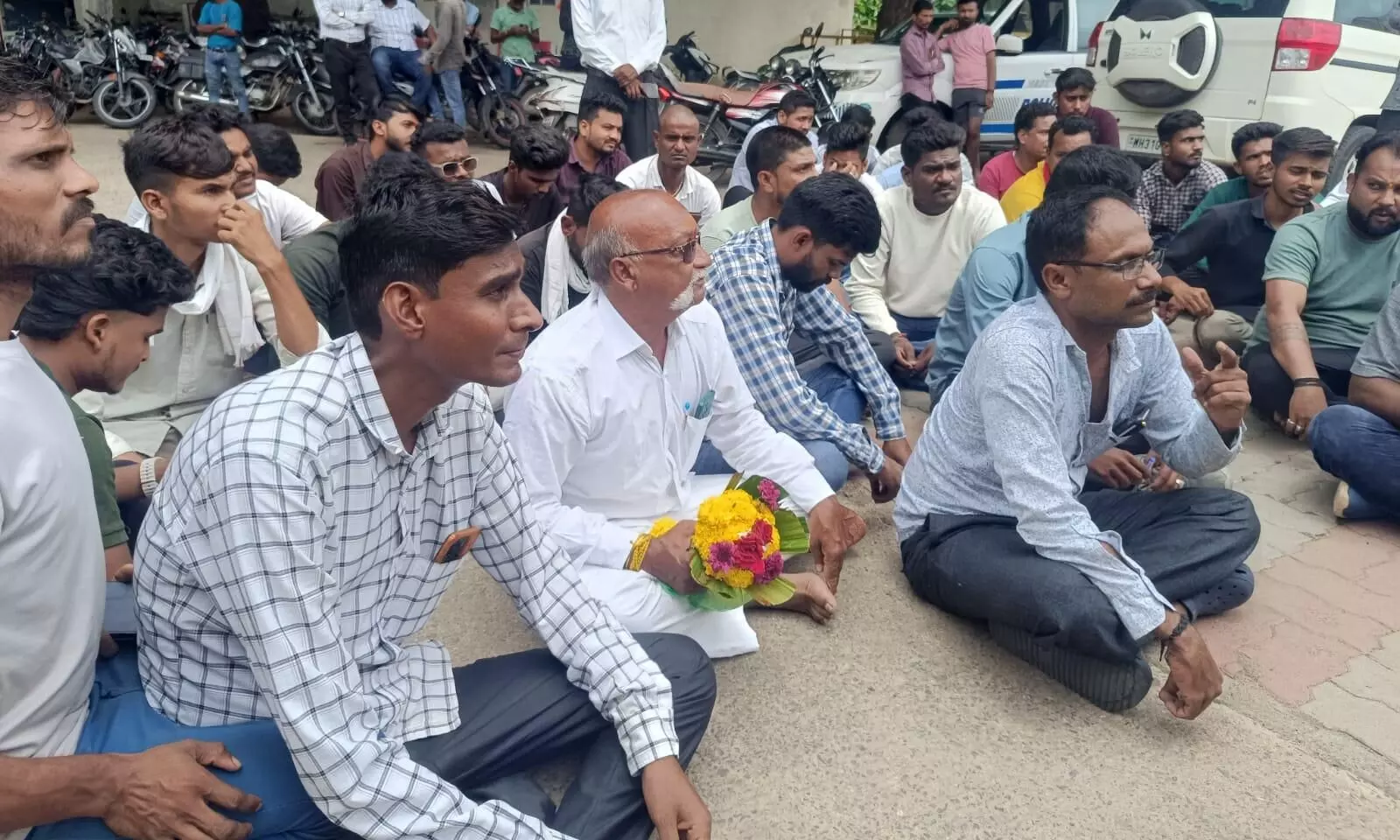 आरक्षक ने की अभद्रता, युवाओं ने सौंसर थाने का घेराव कर दिया धरना, आरक्षक को हटाने की मांग पर अड़े रहे प्रदर्शनकारी आरक्षक ने की अभद्रता, युवाओं ने सौंसर थाने का घेराव कर दिया धरना, आरक्षक को हटाने की मांग पर अड़े रहे प्रदर्शनकारी