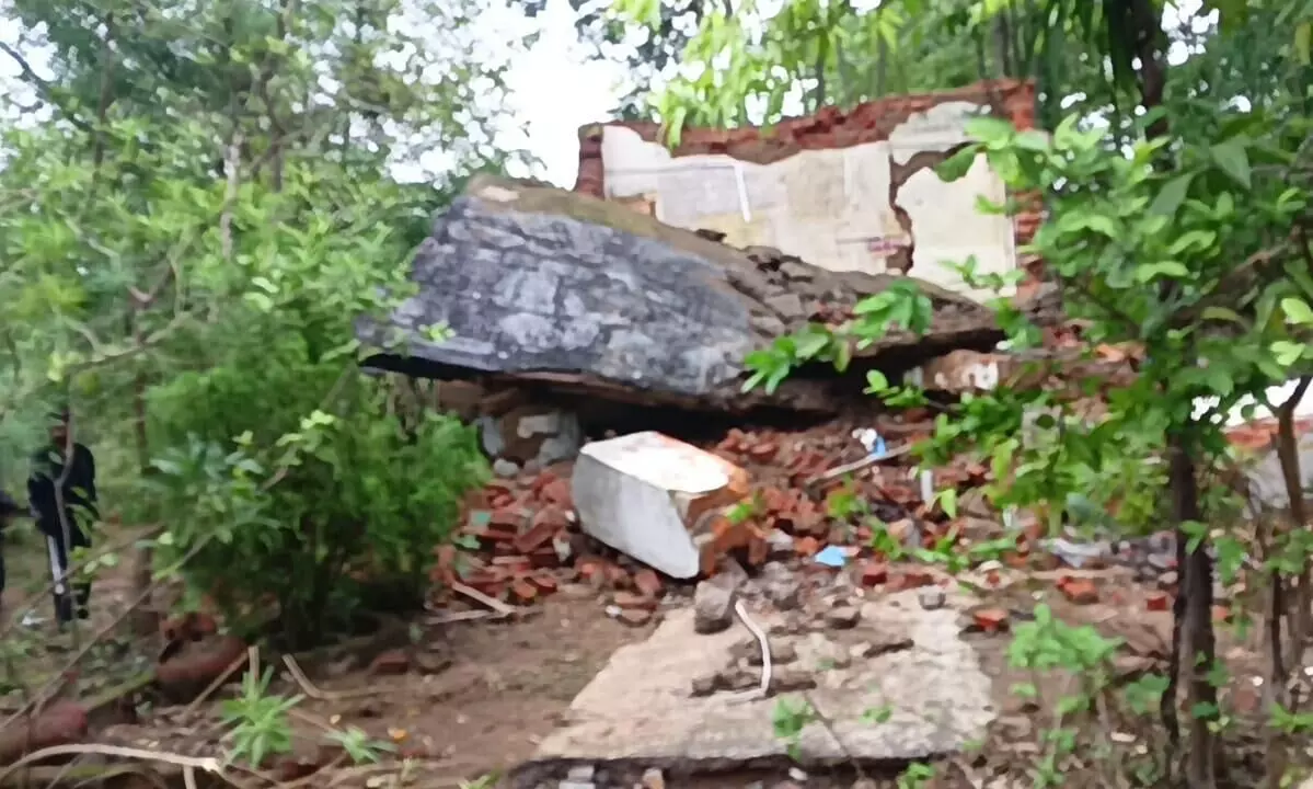 झरना खदान स्थित मैगजीन की दीवार युवक पर गिरी, मौत, ग्रामीणों ने किया चक्काजाम झरना खदान स्थित मैगजीन की दीवार युवक पर गिरी, मौत, ग्रामीणों ने किया चक्काजाम