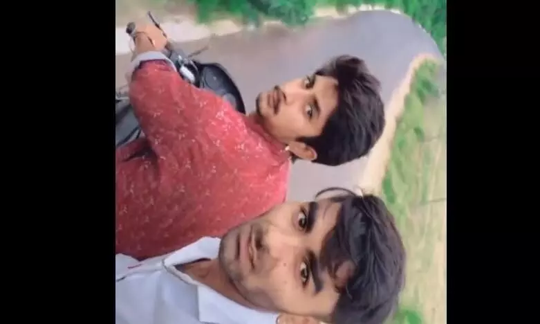 बाइक चलाते हुए रील बना रहे थे लड़के, बाद में कुछ हुआ ऐसा की दोनों की हालत हो गई खराब, वीडियो हो रहा है वायरल बाइक चलाते हुए रील बना रहे थे लड़के, बाद में कुछ हुआ ऐसा की दोनों की हालत हो गई खराब, वीडियो हो रहा है वायरल