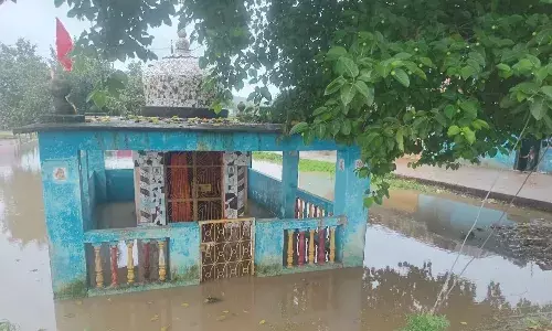स्कूल के सामने बना तालाब, आधा मंदिर भी डूबा, बिलखुरा स्थित पहाडीखेरा मार्ग से लगे प्राथमिक विद्यालय में पढ़ने कैसे पहुंच नौंनिहाल