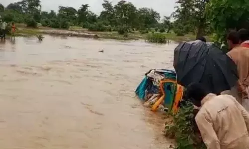 नाला का रपटा पार कर रही ऑटो पलटी, चार बहे एक की मौत
