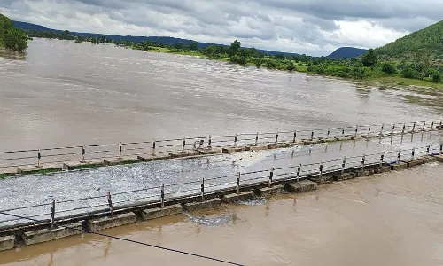 झमाझम बारिश से नदीं नालों में आई बाढ, पुल व रपटे हुए जलमग्न, दिनभर वाहनों का आवागमन रहा ठप्प, आमजन होते रहे परेशान