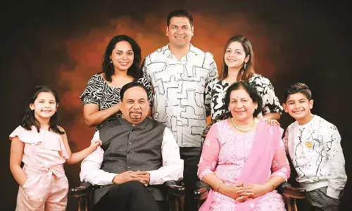 स्ट्रिक्टनेस और स्वीटनेस से ही परिवार में रहती हैै एकता, विश्वास और अपनापन जरूरी