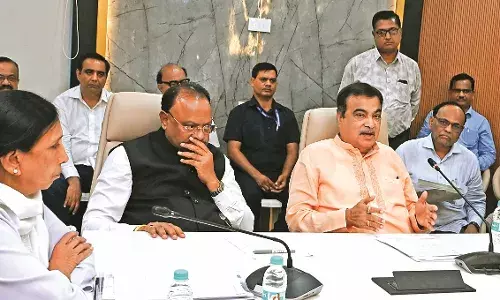 प्रशासन पर बरसे गडकरी, नालों की सफाई हुई तो ऐसी स्थिति क्यों निर्माण हुई