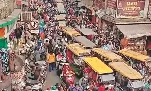 संकरी सड़क - लग रही हैं कतारें, अधर में लटका निर्माण, राजनीतिक हस्तक्षेप भी बेअसर साबित
