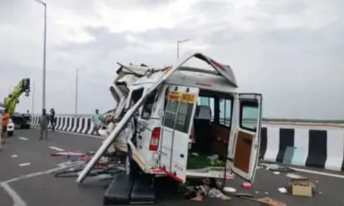 दिल्ली-मुंबई एक्सप्रेसवे पर बड़ा हादसा, ट्रक और मिनी बस आपस में भिड़े, एक ही परिवार के 4 लोगों की मौत दिल्ली-मुंबई एक्सप्रेसवे पर बड़ा हादसा, ट्रक और मिनी बस आपस में भिड़े, एक ही परिवार के 4 लोगों की मौत