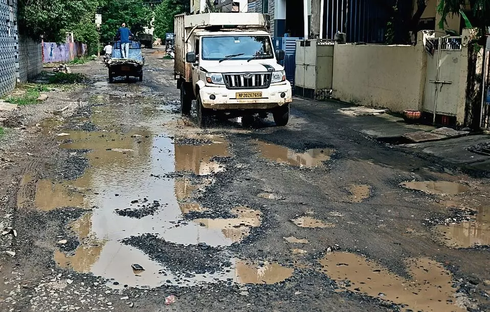 दमोहनाका चौक पार करना और भी हुआ मुश्किल, मेन रोड बंद, वैकल्पिक सड़क भी हो गई छलनी दमोहनाका चौक पार करना और भी हुआ मुश्किल, मेन रोड बंद, वैकल्पिक सड़क भी हो गई छलनी