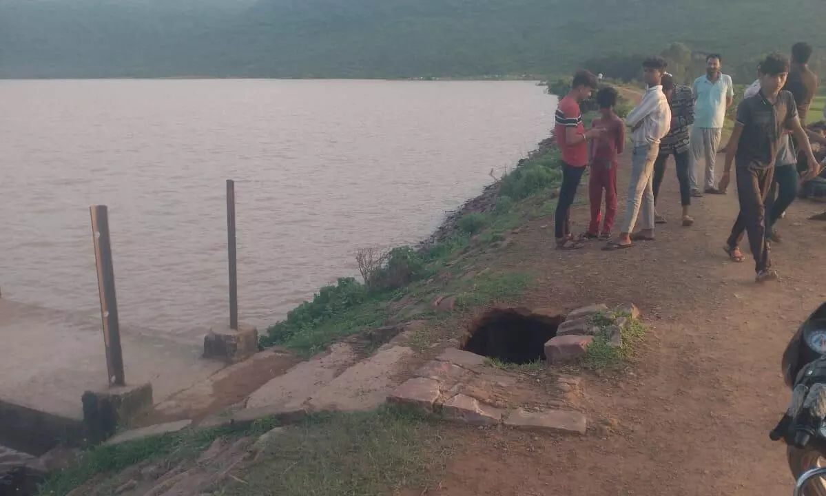 छिर्रहा बांध फूटने की कगार पर ग्रामीणों में दहशत का माहौल छिर्रहा बांध फूटने की कगार पर ग्रामीणों में दहशत का माहौल