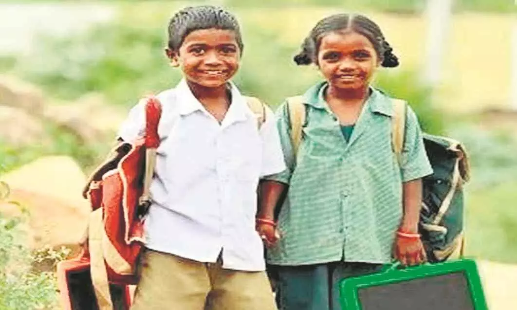कम पड़ गईं पाठ्यपुस्तकें, हजारों छात्र परेशान - 11 हजार किताबों की जरूरत कम पड़ गईं पाठ्यपुस्तकें, हजारों छात्र परेशान - 11 हजार किताबों की जरूरत