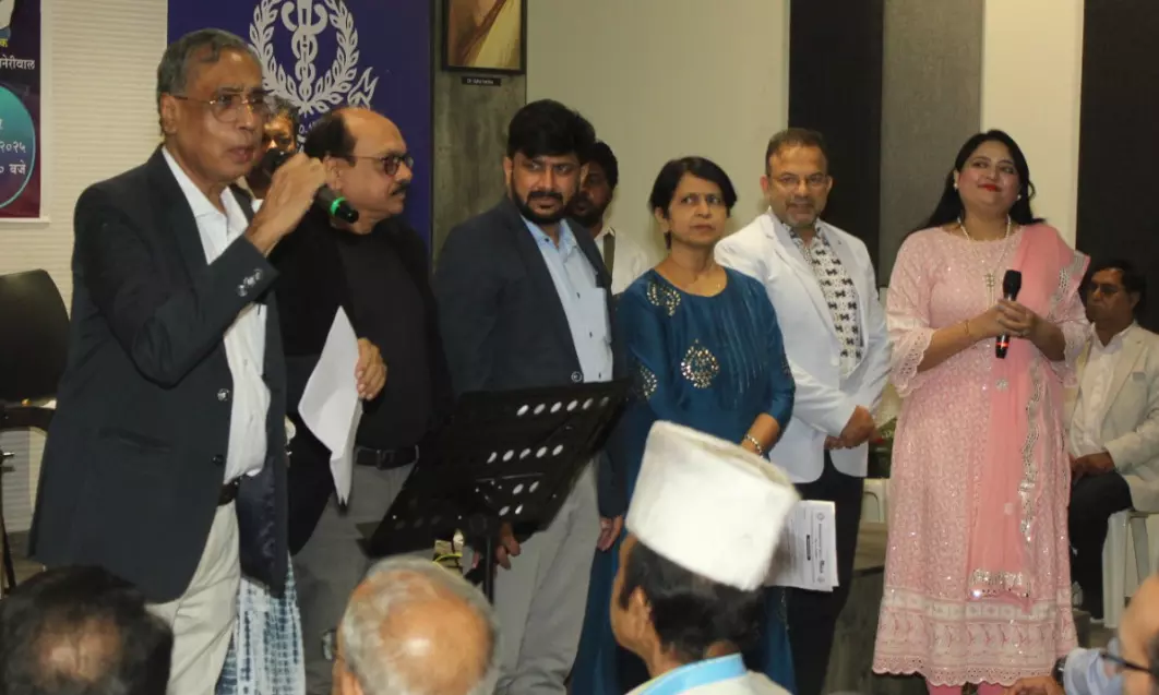 डॉक्टरों ने काम की थकान और तनाव दूर करने सजाई गीत - संगीत की महफिल डॉक्टरों ने काम की थकान और तनाव दूर करने सजाई गीत - संगीत की महफिल