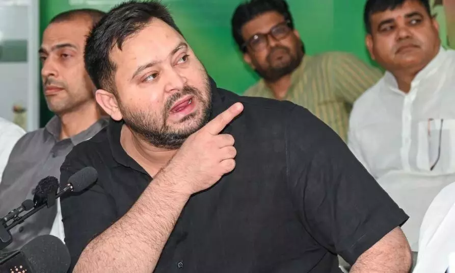 तेजस्वी यादव के सूत्र के मूत्र वाले बयान पर गरमाई सियासत, बीजेपी ने किया पलटवार, कहा- हम उनके बयान को कचरा... तेजस्वी यादव के सूत्र के मूत्र वाले बयान पर गरमाई सियासत, बीजेपी ने किया पलटवार, कहा- हम उनके बयान को कचरा...